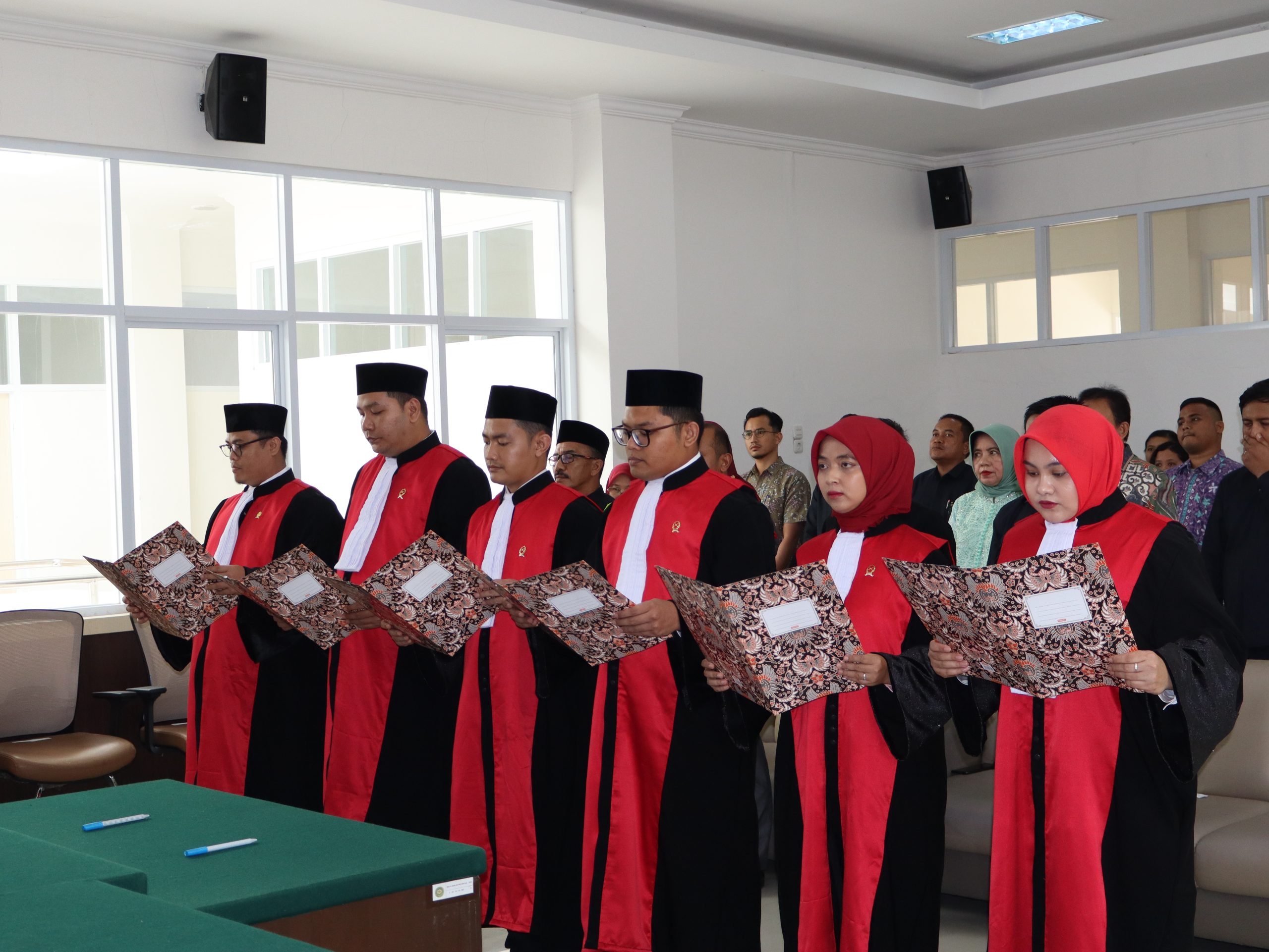 PELANTIKAN DAN PENGAMBILAN SUMPAH JABATAN HAKIM PRATAMA PADA PENGADILAN NEGERI MEUREUDUoleh KETUA PENGADILAN NEGERI MEUREUDU