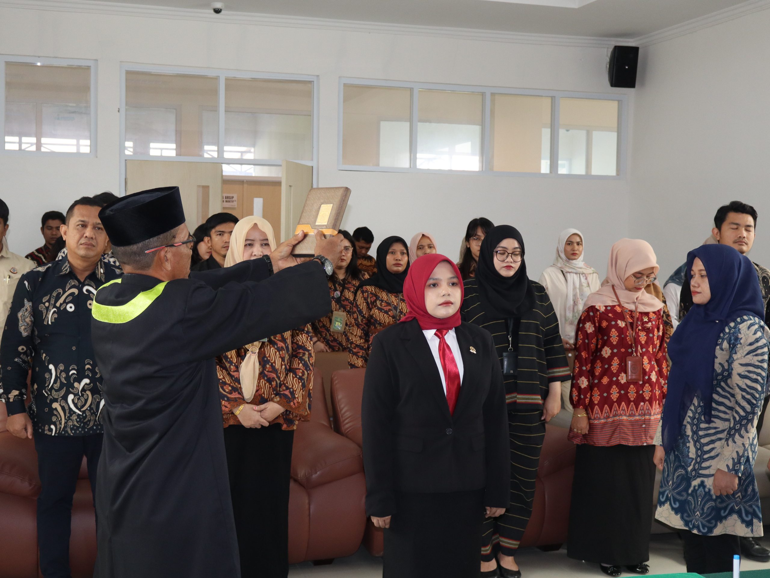 PELANTIKAN PANITERA PENGGANTI DI PENGADILAN NEGERI MEUREUDU BERLANGSUNG KHIDMAT DI TENGAH SITUASI BENCANA BANJIR
